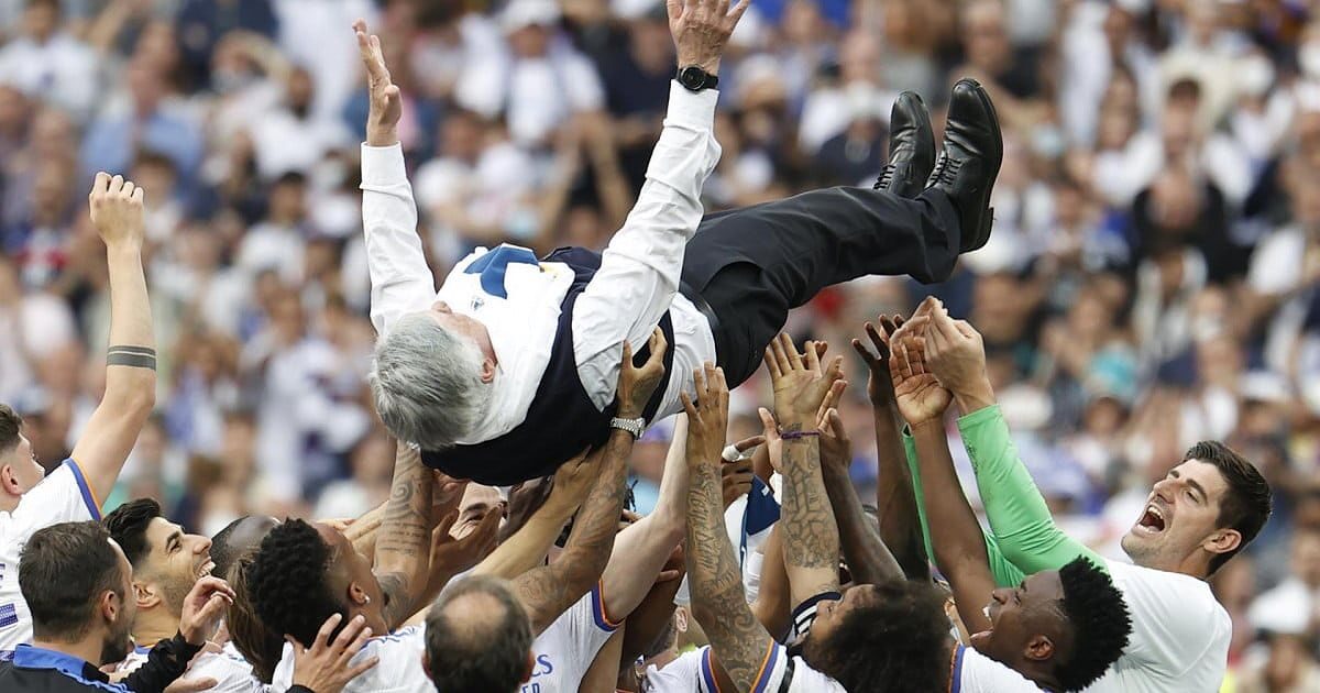 Ancelotti es manteado por los jugadores del Real Madrid.