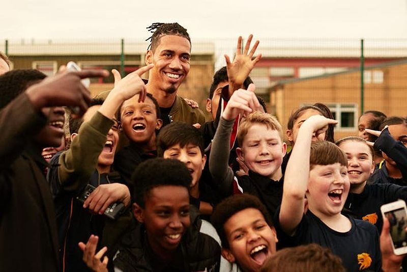 Chris Smalling cùng trẻ em trong hoạt động từ thiện