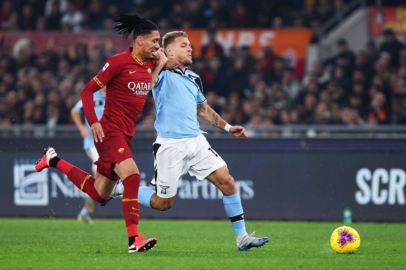 Ciro Immobile và Chris Smalling trong trận derby Rome