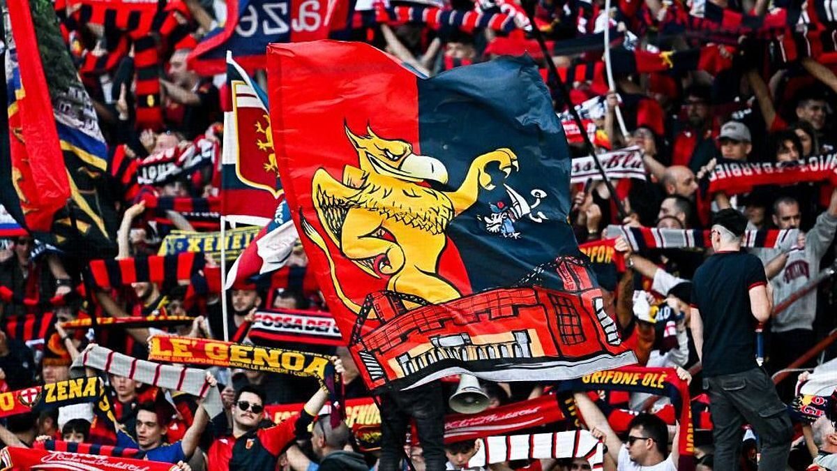 Cổ động viên Genoa FC với cờ và khăn