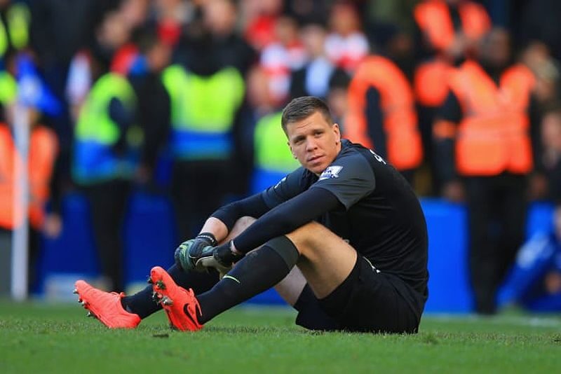 Szczęsny trong trận đấu với Chelsea