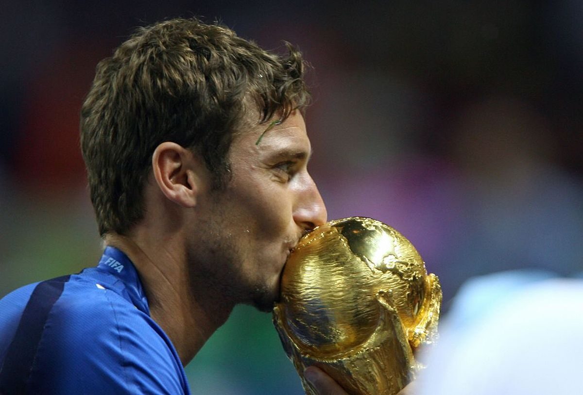 Totti ăn mừng cùng đội tuyển Ý sau khi vô địch World Cup 2006